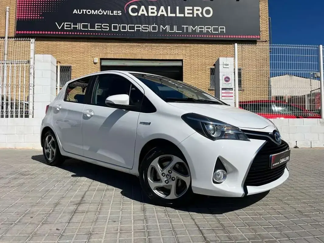 Usado Toyota Yaris Hybrid Active 100 CV (73 kW) 2016 Blanco Utilitario