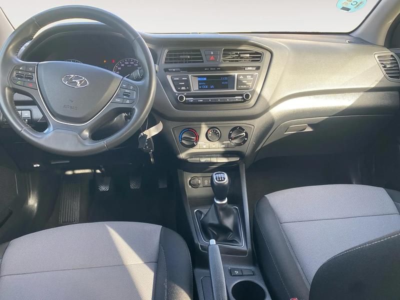 Usado Hyundai i20 85 CV (62 kW) 2018 Granate