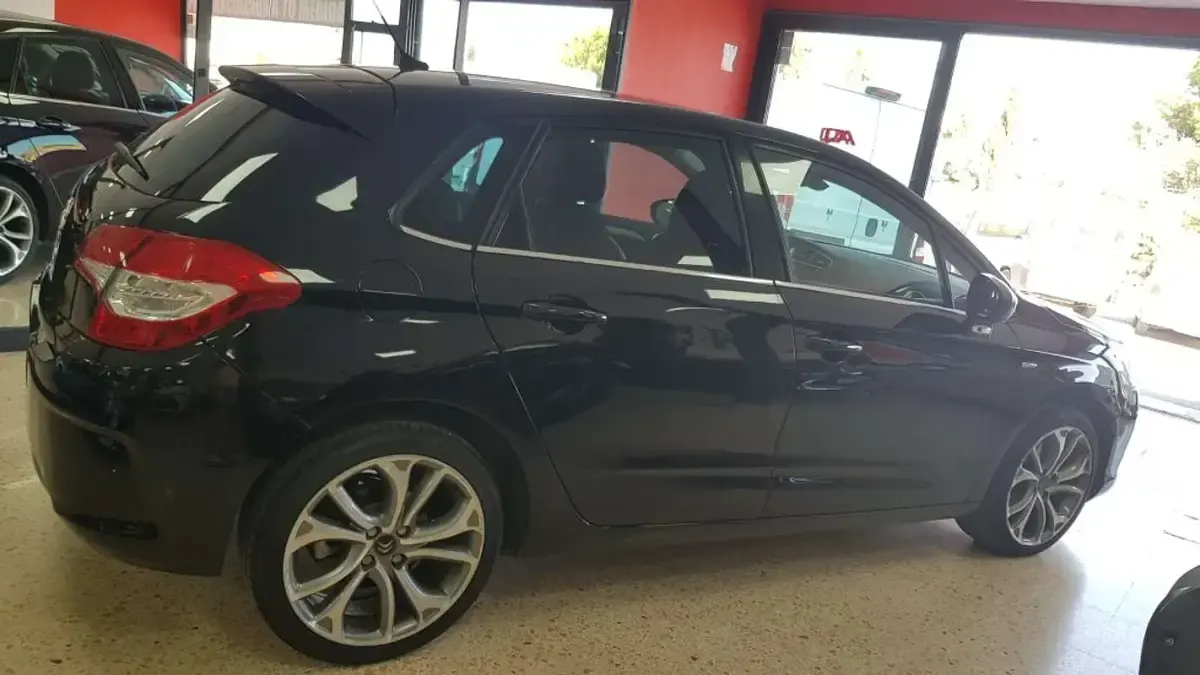 Usado Citroën C4 Exclusive 114 CV (83 kW) 2013 Negro Utilitario