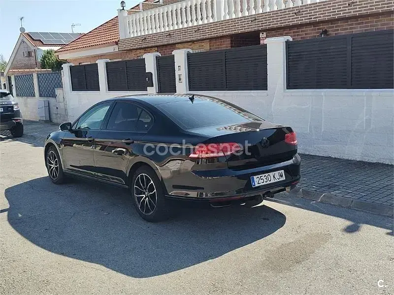 Usado VW Passat Edition 120 CV (88 kW) 2018 Negro Berlina
