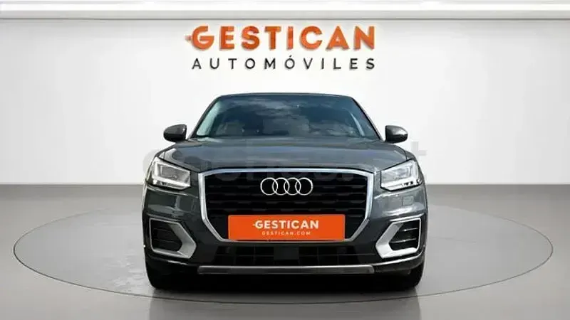 Usado Audi Q2 Design 116 CV (85 kW) 2020 Gris / plata SUV