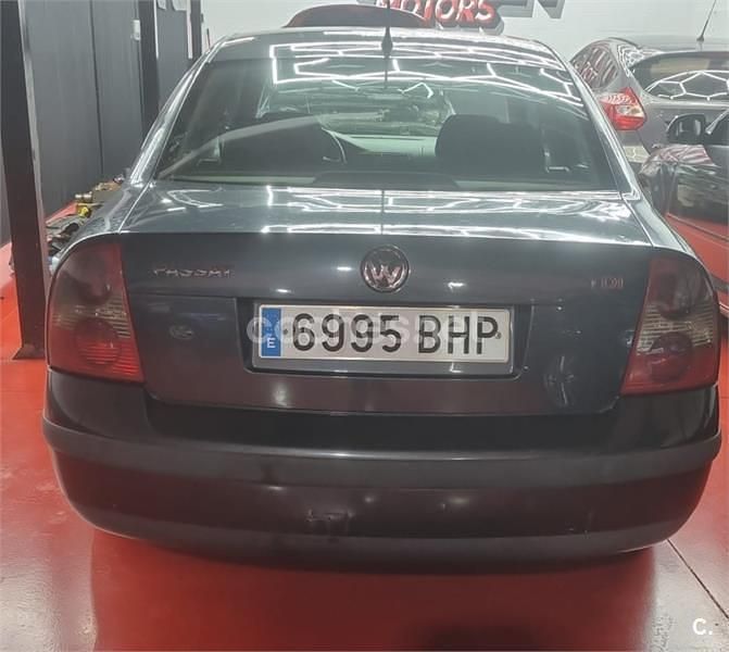 Usado VW Passat Trendline 130 CV (95 kW) 2001 Gris / plata Berlina