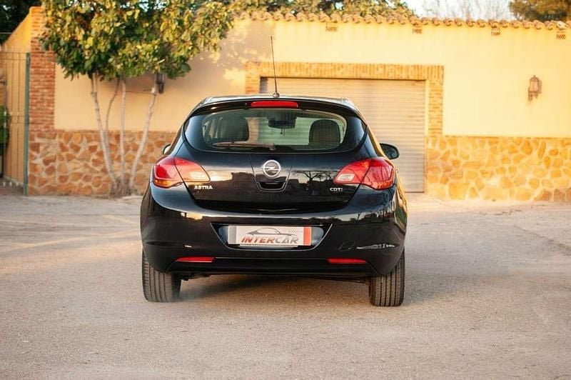 Usado Opel Astra Enjoy 110 CV (80 kW) 2010 Negro Utilitario