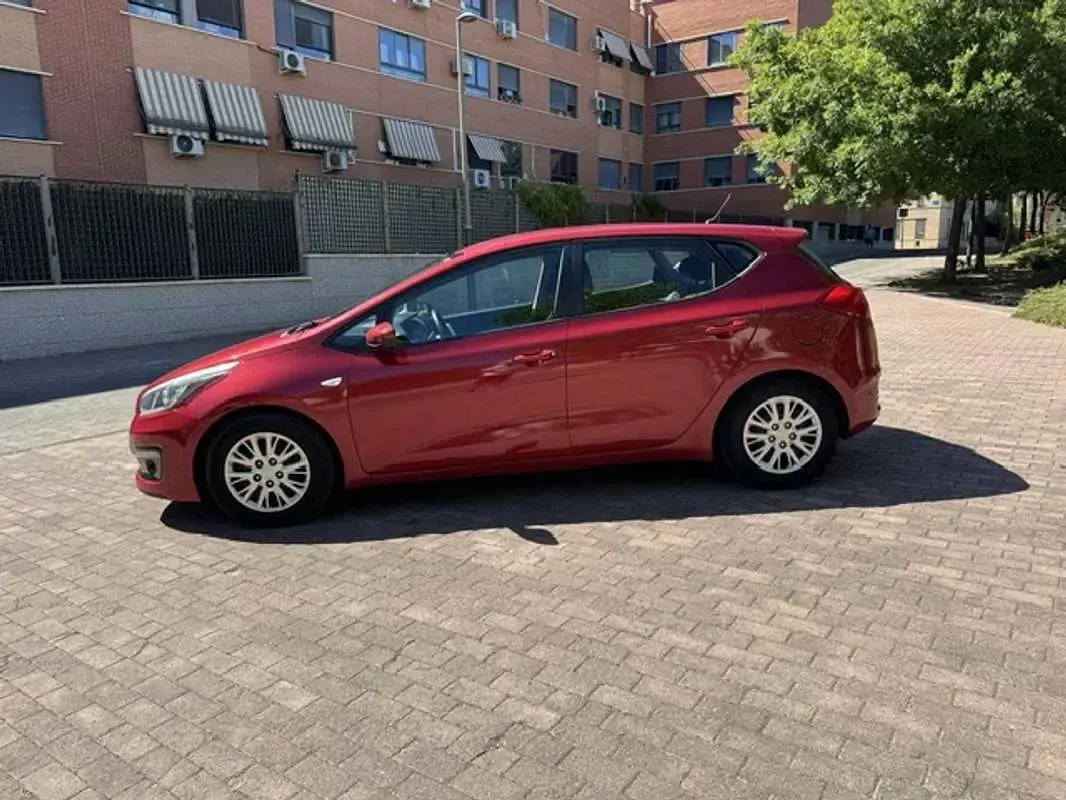 Usado Kia Ceed 90 CV (66 kW) 2016 Burdeos Utilitario