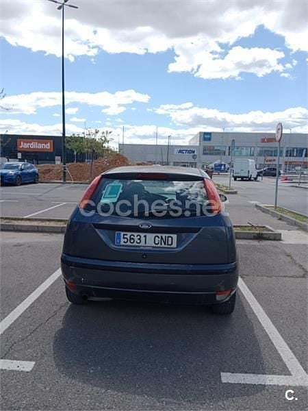 Usado Ford Focus Trend 100 CV (73 kW) 2003 Gris / plata Berlina