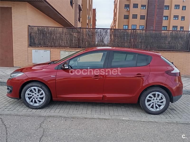 Usado Renault Mégane LIMITED 95 CV (69 kW) 2015 Granate Berlina