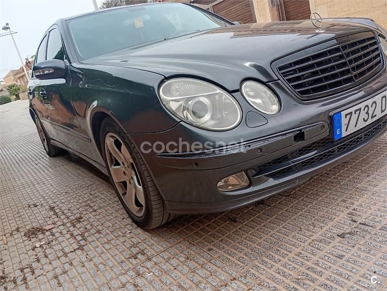 Usado Mercedes E270 Avantgarde 170 CV (125 kW) 2003 Gris / plata Berlina