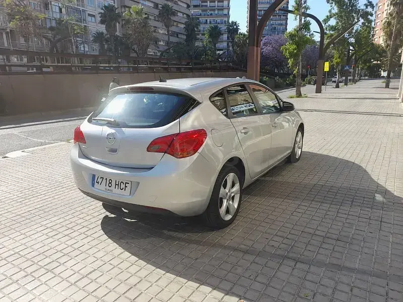 Usado Opel Astra Enjoy 100 CV (73 kW) 2011 Gris / plata Berlina