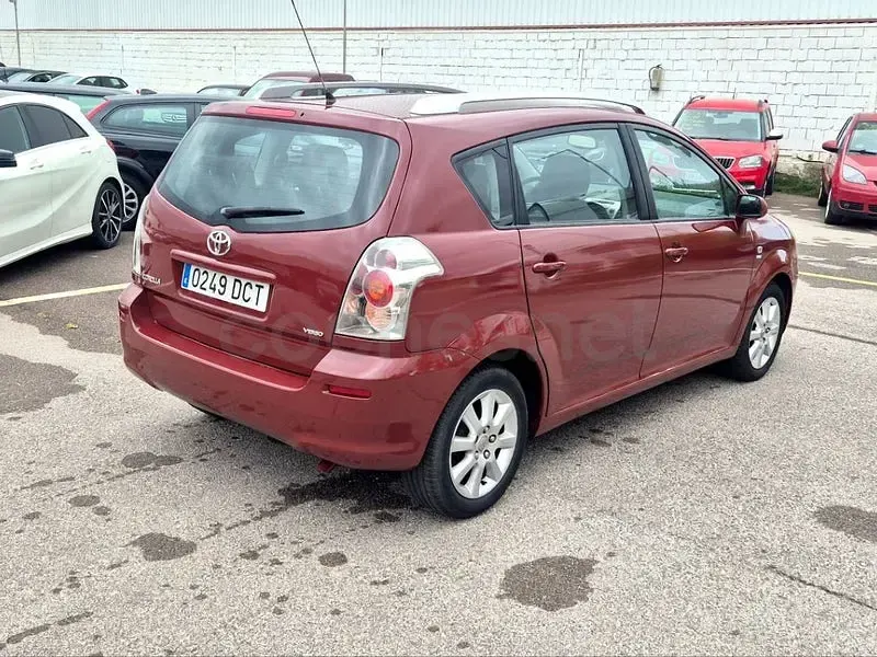 Usado Toyota Corolla Verso Sol 135 CV (99 kW) 2004 Granate Monovolumen