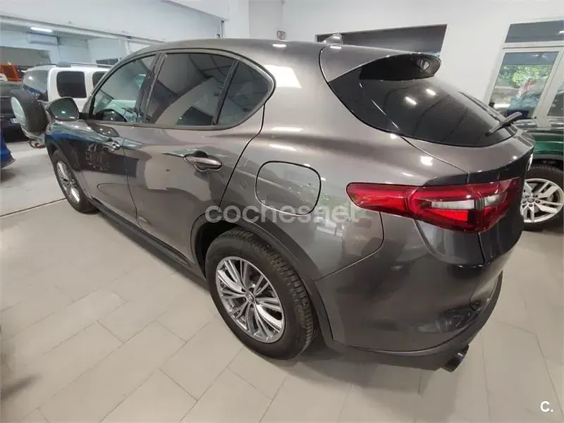 Usado Alfa Romeo Stelvio Super 190 CV (139 kW) 2022 Gris / plata SUV