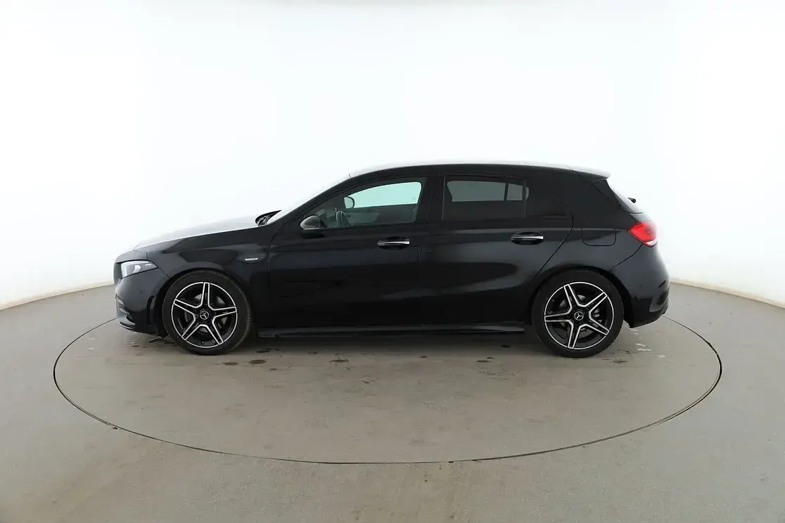Usado Mercedes A180 AMG line 136 CV (100 kW) 2021 Negro Berlina