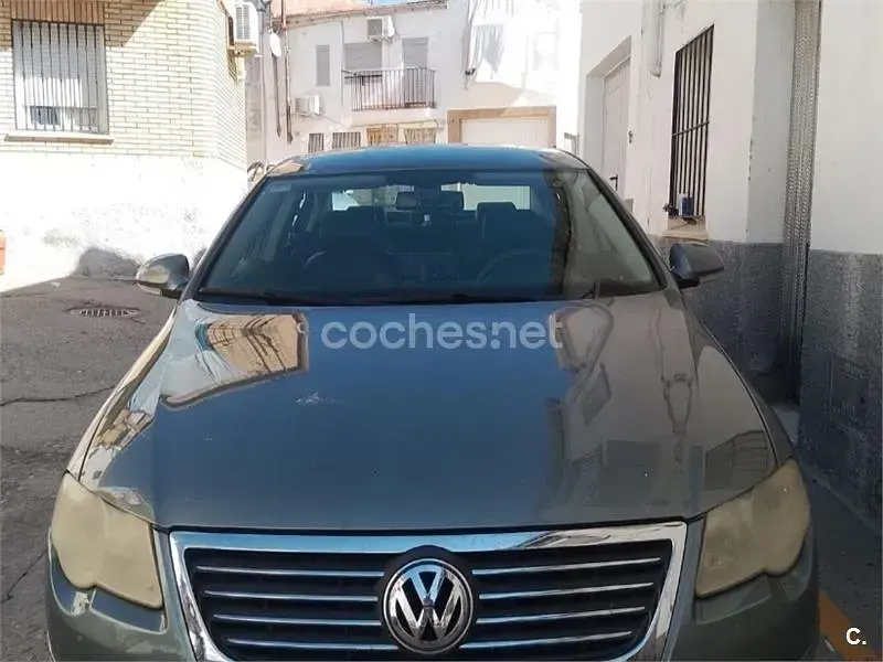 Usado VW Passat Sportline 140 CV (102 kW) 2005 Gris / plata Berlina