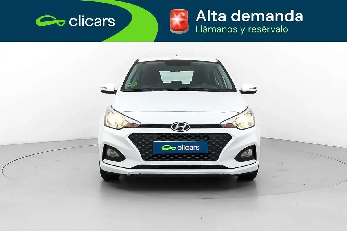 Usado Hyundai i20 75 CV (55 kW) 2019 Blanco Utilitario