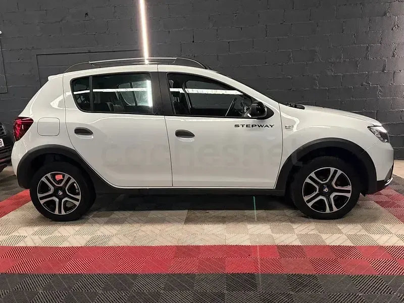 Usado Dacia Sandero Essentiel 100 CV (73 kW) 2020 Gris / plata Berlina