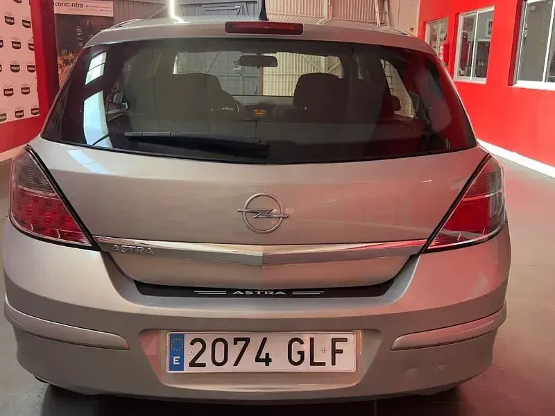 Usado Opel Astra Enjoy 115 CV (84 kW) 2009 Gris / plata Berlina