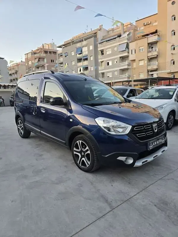 Usado Dacia Dokker Essentiel 90 CV (66 kW) 2018 Azul Monovolumen