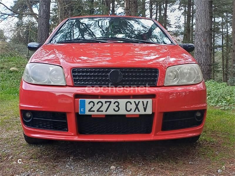 Usado Fiat Punto 70 CV (51 kW) 2004 Rojo Utilitario