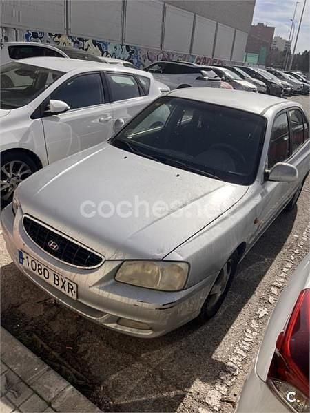 Usado Hyundai Accent GLS 102 CV (75 kW) 2002 Gris / plata Berlina