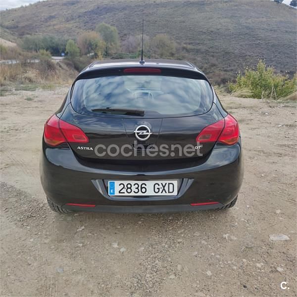 Usado Opel Astra Cosmo 125 CV (91 kW) 2010 Negro Berlina