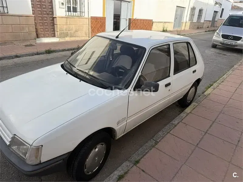 Usado Peugeot 205 60 CV (44 kW) 1996 Blanco Utilitario