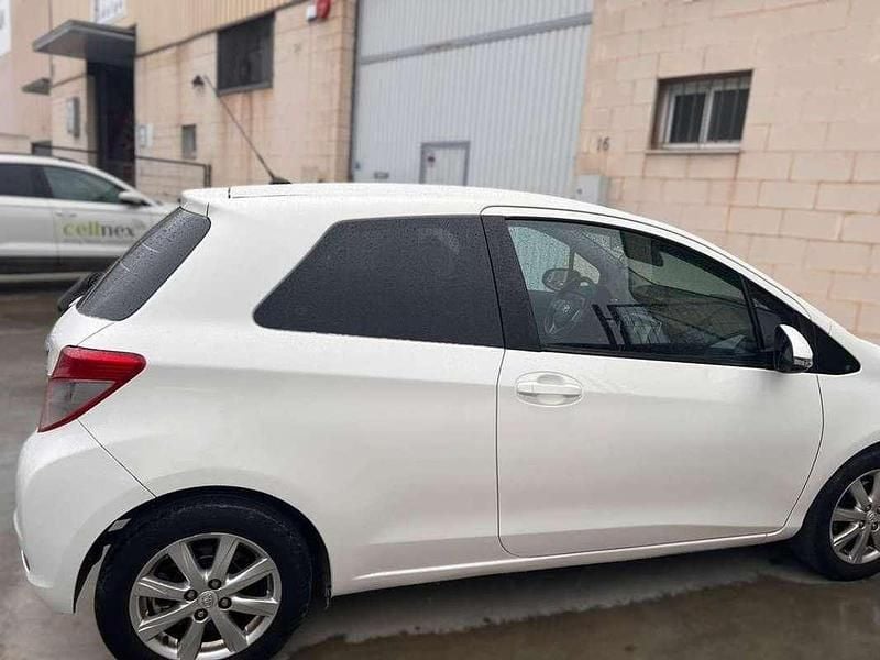 Usado Toyota Yaris Active 90 CV (66 kW) 2012 Blanco Utilitario