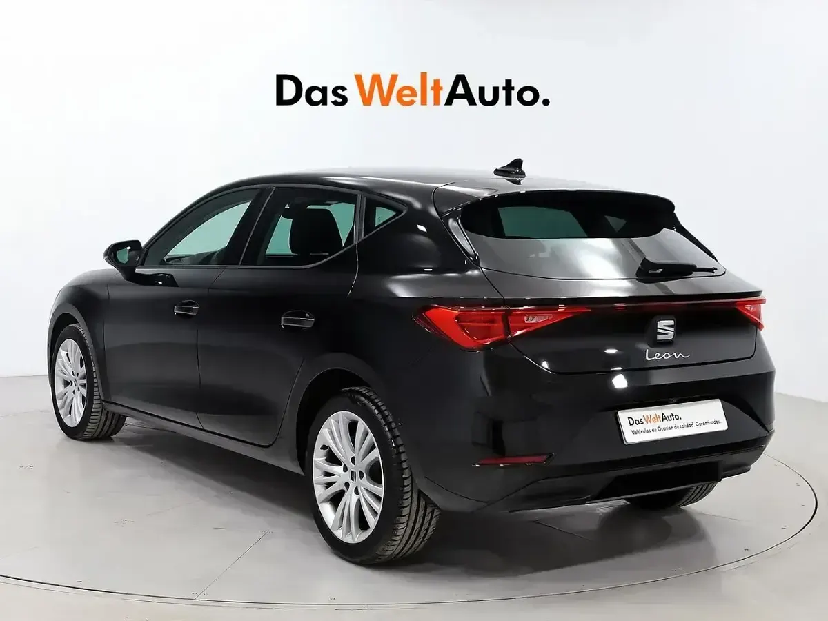 Usado Seat Leon Style 116 HP (85 kW) 2025 Preto Sedan