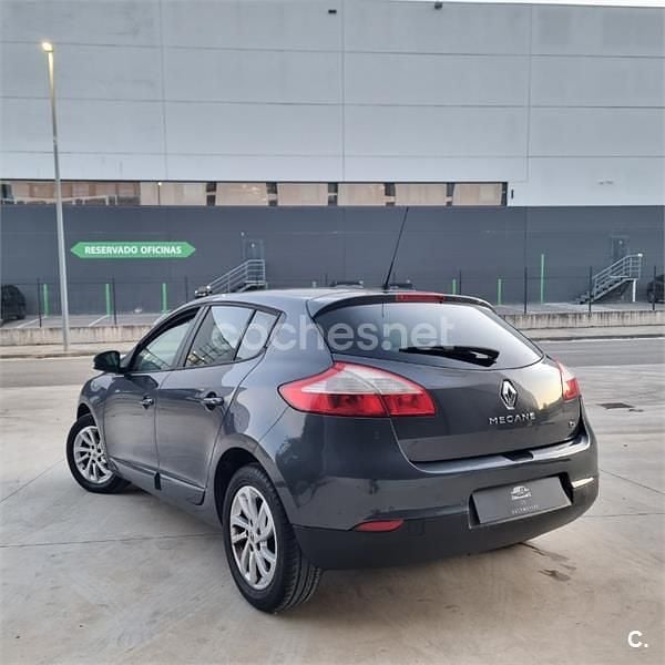 Usado Renault Mégane LIMITED 115 CV (84 kW) 2015 Gris / plata Berlina
