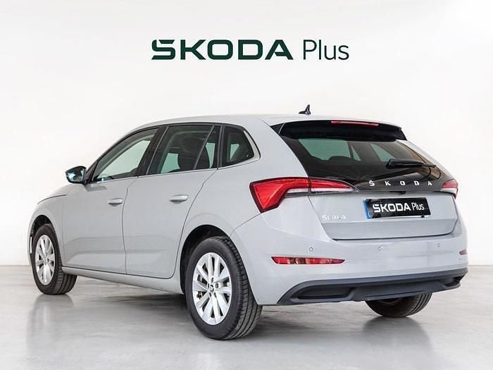 Gris Usado 2024 Skoda Scala Ambition Utilitario | 19.900 € (Precio justo) - Imagen 1/4