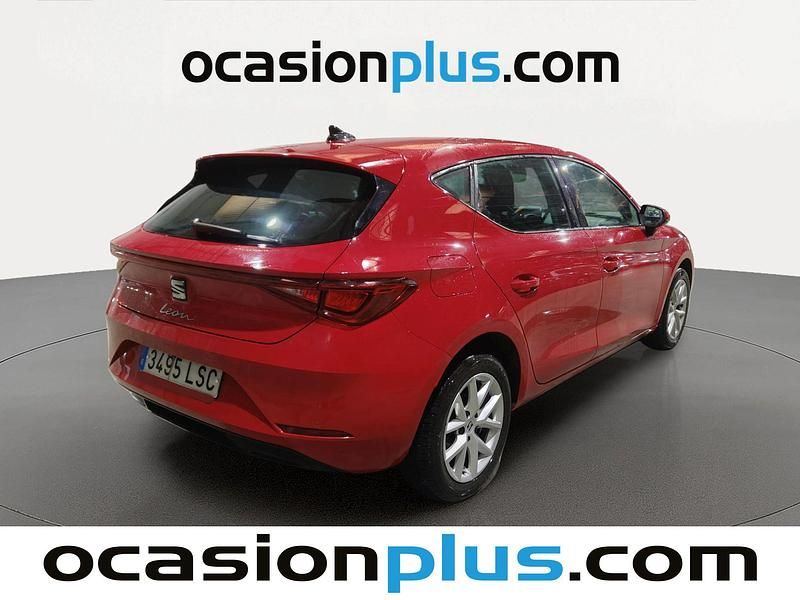 Usado Seat Leon Style 131 CV (96 kW) 2021 Rojo Utilitario