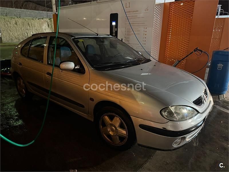 Usado Renault Mégane 100 CV (73 kW) 1999 Gris / plata Berlina