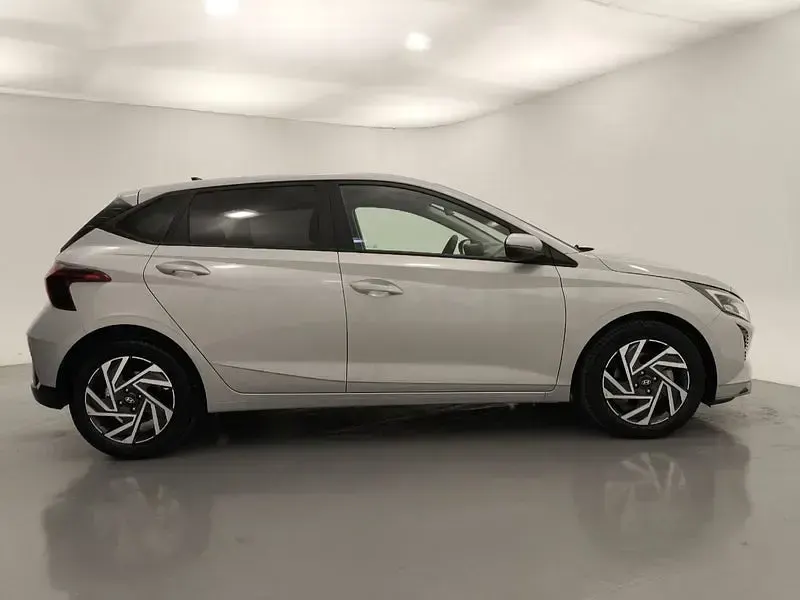 Usado Hyundai i20 100 CV (73 kW) 2025 Gris / plata Utilitario