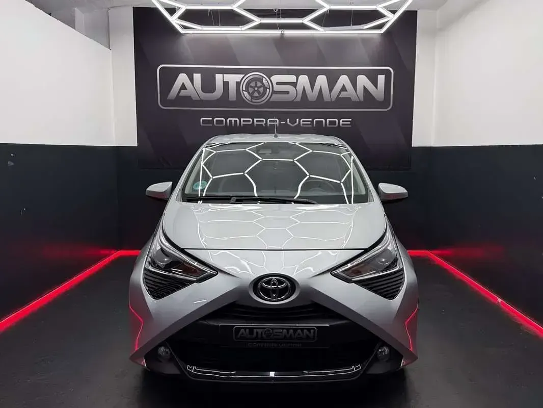 Usado Toyota Aygo X-play 72 CV (52 kW) 2021 Gris Utilitario