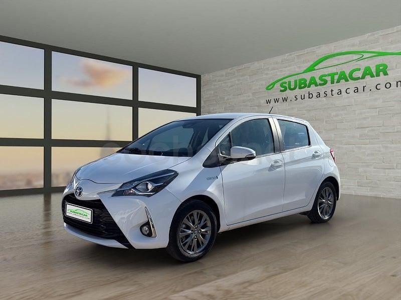 Usado Toyota Yaris Hybrid Active 100 CV (73 kW) 2019 Blanco Berlina