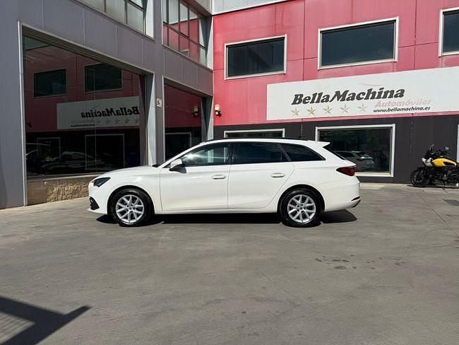 Usado Seat Leon Style 150 CV (110 kW) 2021 Blanco Familiar