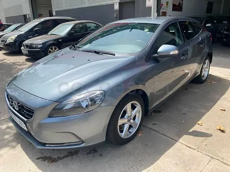 Usado Volvo V40 Kinetic 120 CV (88 kW) 2016 Gris / plata Berlina