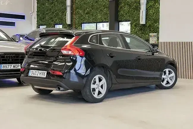 Usado Volvo V40 Momentum 180 CV (132 kW) 2014 Negro Utilitario