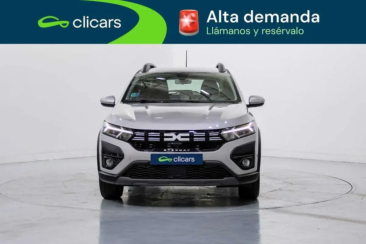 Usado Dacia Sandero Expression 101 CV (74 kW) 2023 Gris Utilitario