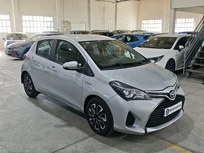 Usado Toyota Yaris Hybrid City 100 CV (73 kW) 2015 Gris / plata Berlina