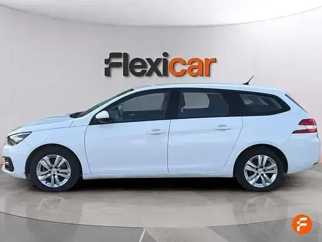 Usado Peugeot 308 SW Active 130 CV (95 kW) 2021 Blanco Familiar