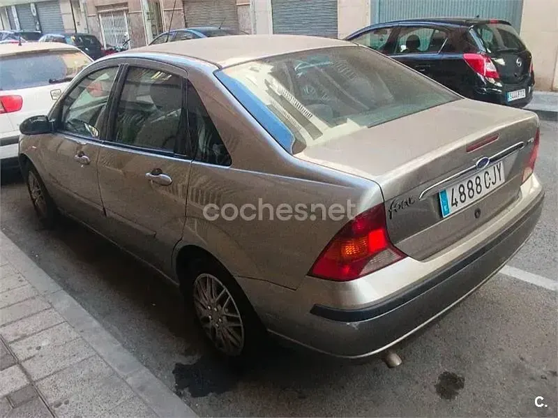 Usado Ford Focus Ghia 100 CV (73 kW) 2003 Marrón Berlina