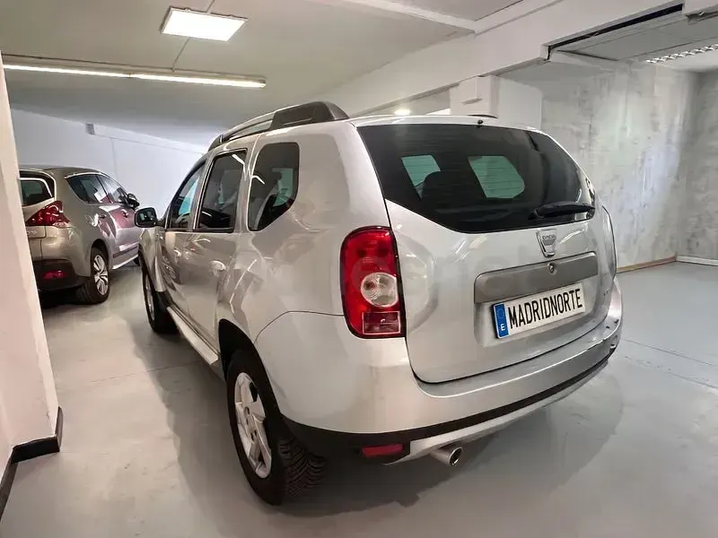 Usado Dacia Duster Lauréate 109 CV (80 kW) 2011 Gris / plata SUV