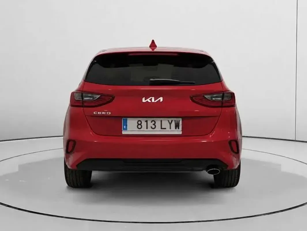 Usado Kia Ceed 101 CV (74 kW) 2022 Rojo Utilitario