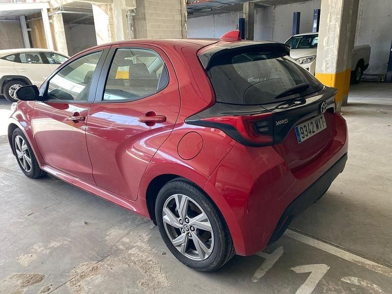 Usado Toyota Yaris Hybrid Active 116 CV (85 kW) 2025 Rojo Berlina
