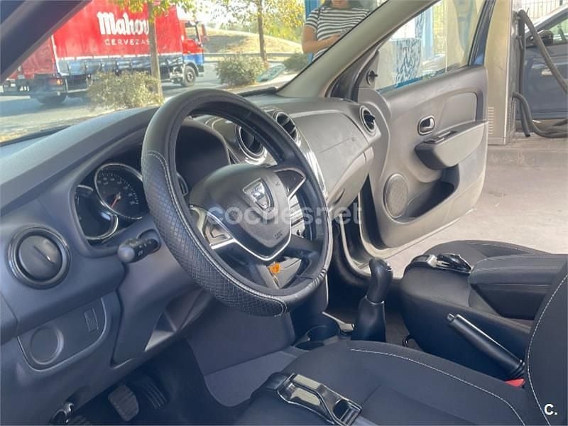 Usado Dacia Sandero Essentiel 73 CV (53 kW) 2019 Gris / plata Berlina
