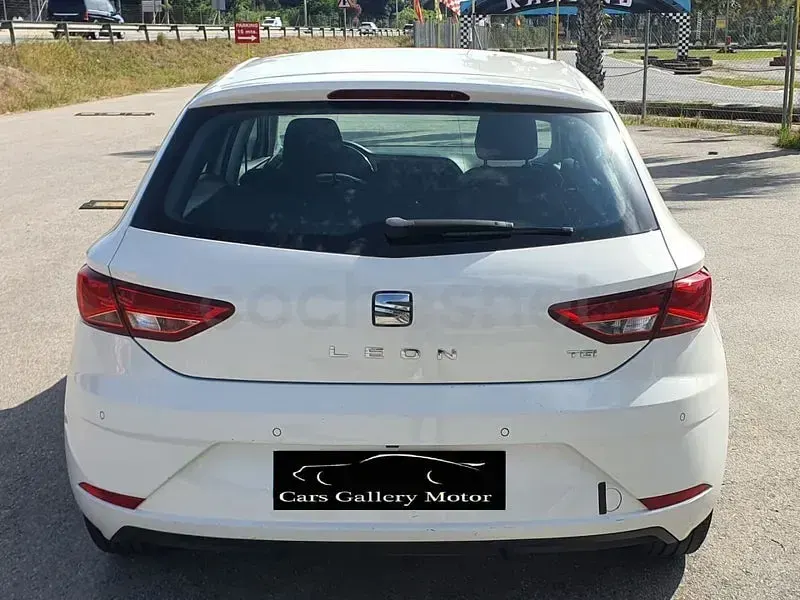Usado Seat Leon Style 130 CV (95 kW) 2019 Blanco Berlina