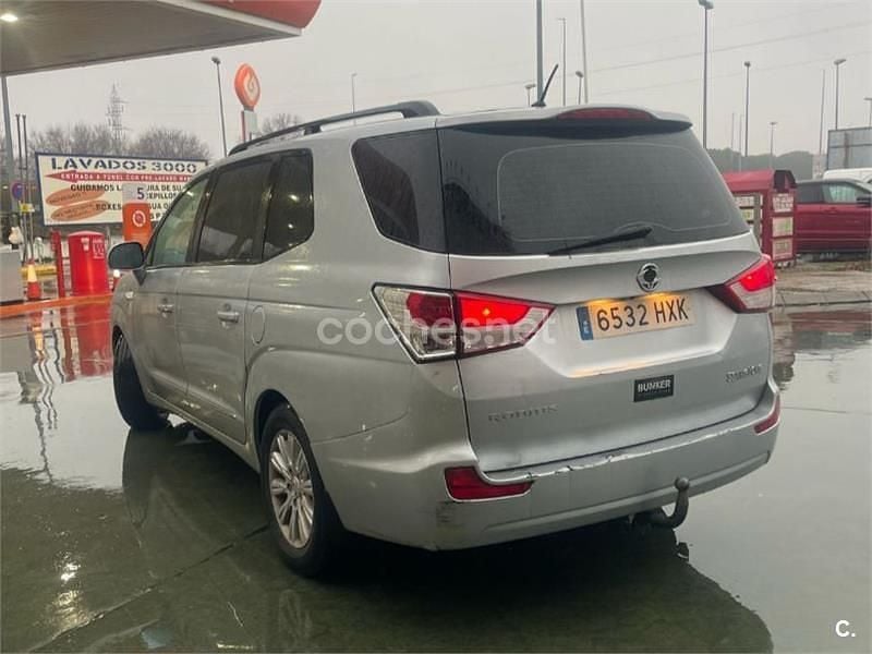 Usado Ssangyong (KGM) Rodius Limited 155 CV (114 kW) 2014 Gris / plata Monovolumen