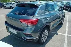 Usado VW T-Roc Advance 150 CV (110 kW) 2021 Gris metalizado SUV
