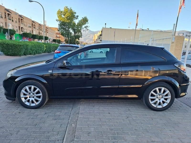 Usado Opel Astra GTC Enjoy 90 CV (66 kW) 2005 Negro Berlina