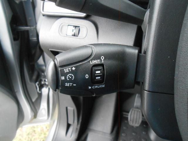 Usado Citroën Berlingo Feel 110 CV (80 kW) 2022 Gris Monovolumen