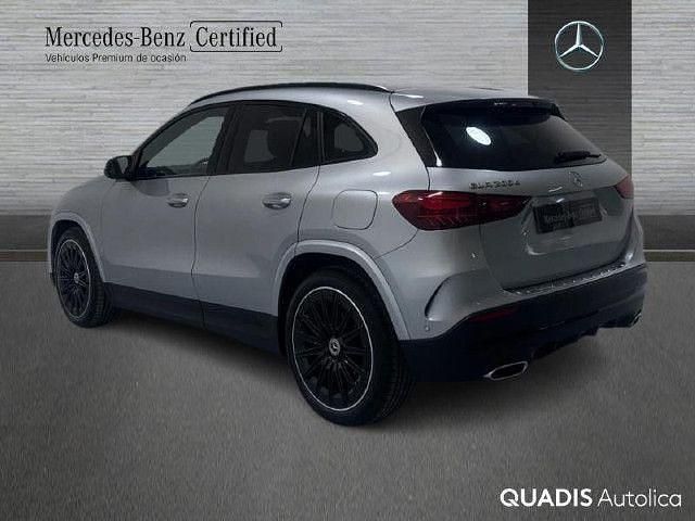 Usado Mercedes GLA200 AMG line 150 CV (110 kW) 2025 Plata hightech SUV